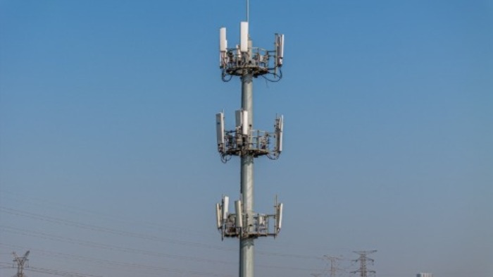 antenna and microwave cell tower