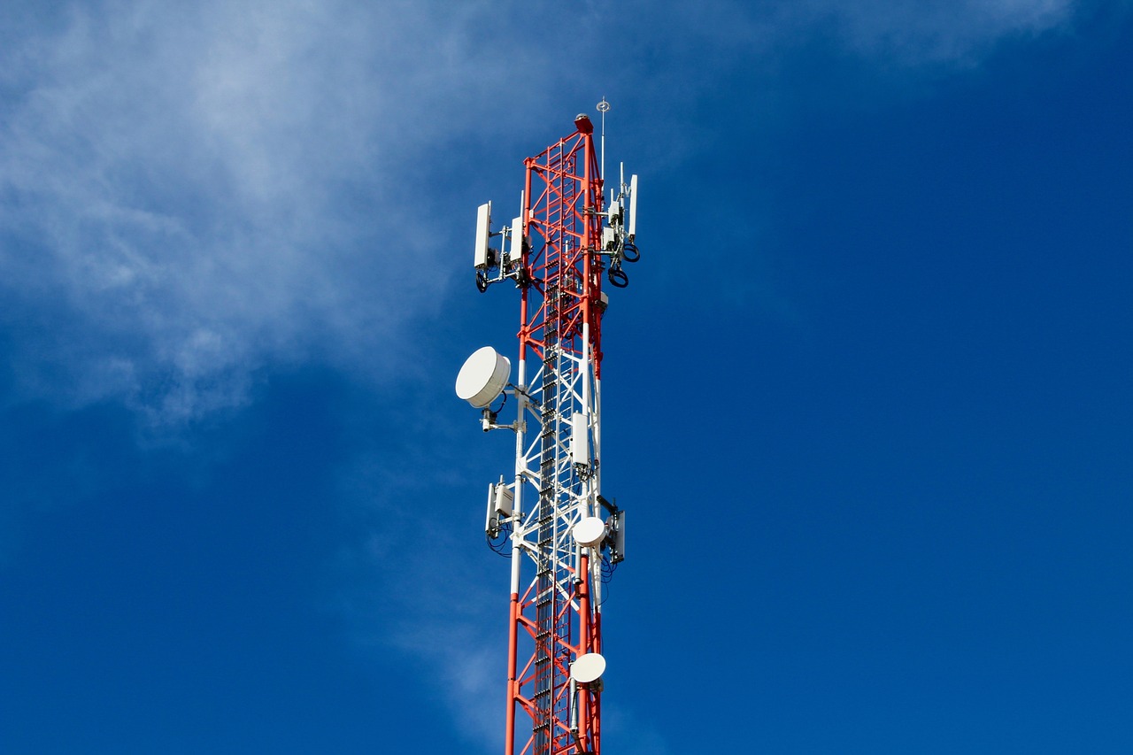 antenna and microwave cell tower
