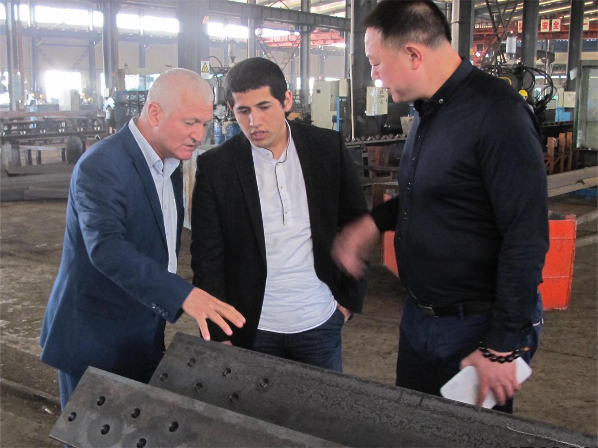 Kazakhstan Clients Visit Factory to See The Production